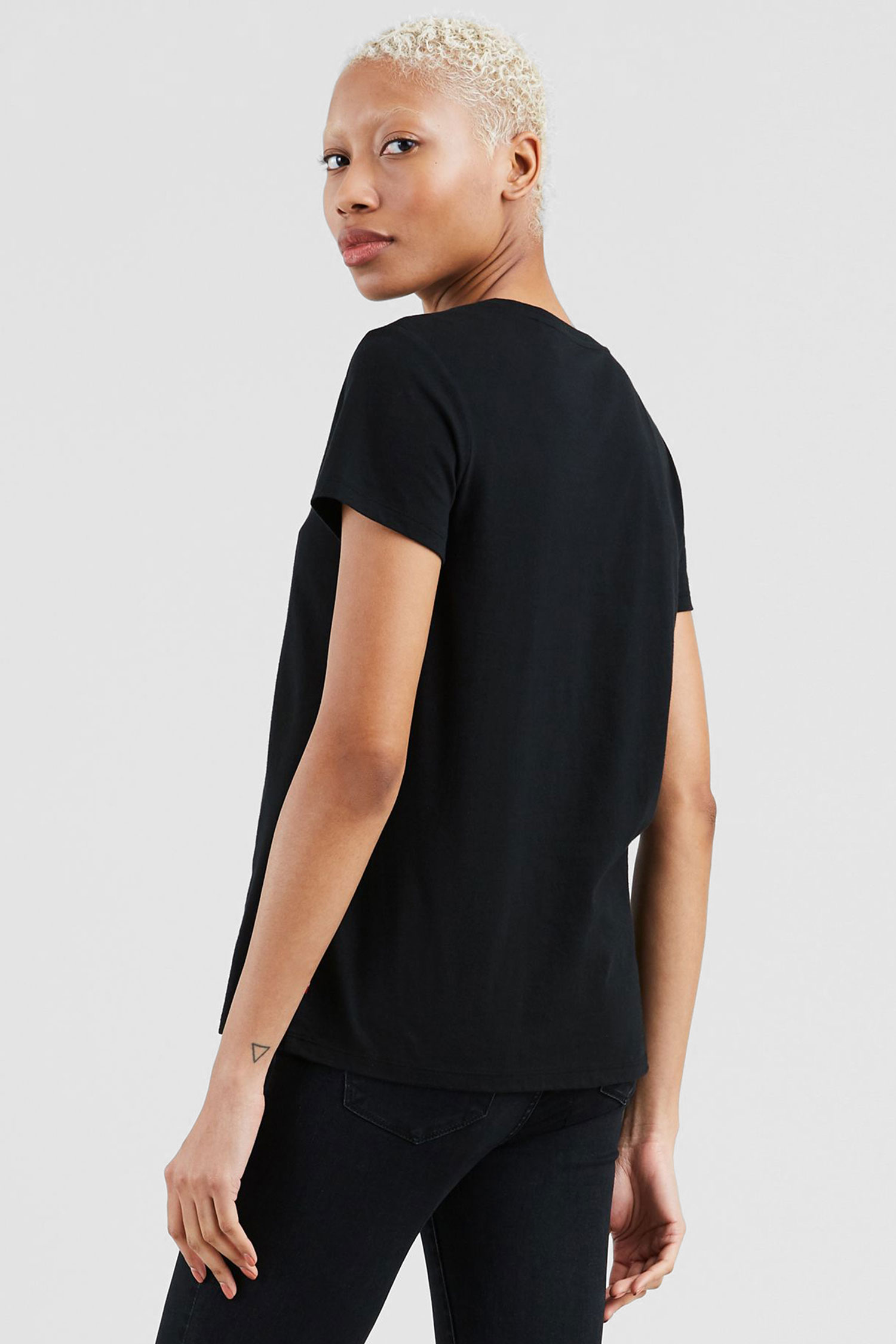 Жіноча чорна футболка Levi’s® 17369;0483