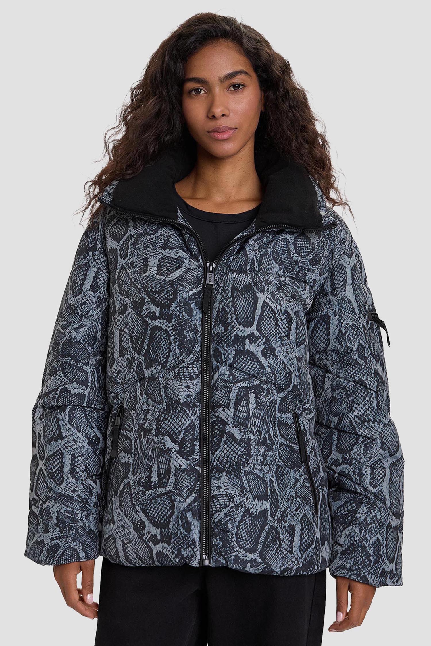 Женская синяя куртка с узором Guess W5BL47.W3702;PJ37