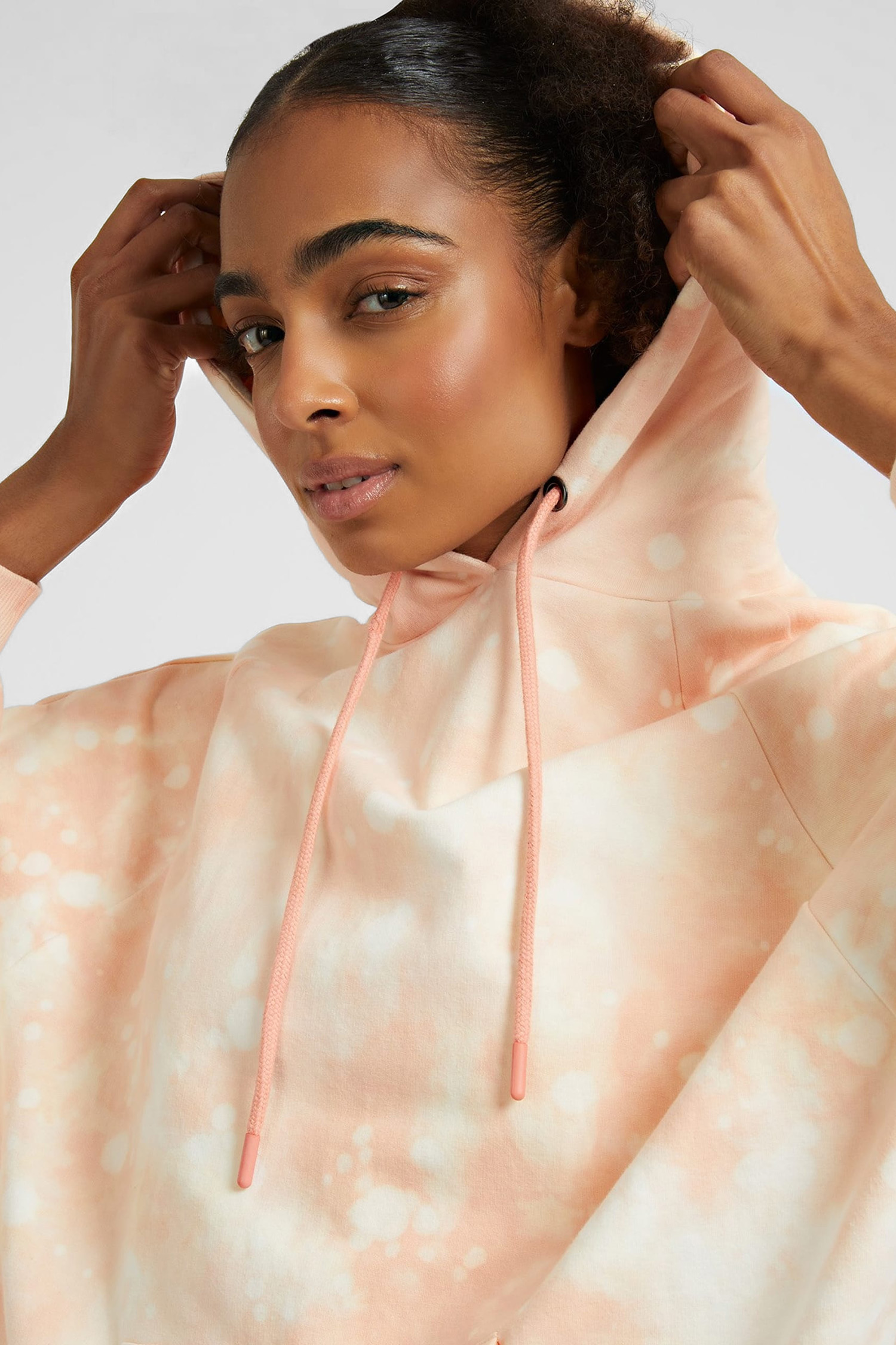 Жіноче персикове худі Guess x Brandalised Guess W3RQ22.K9R31;F32J