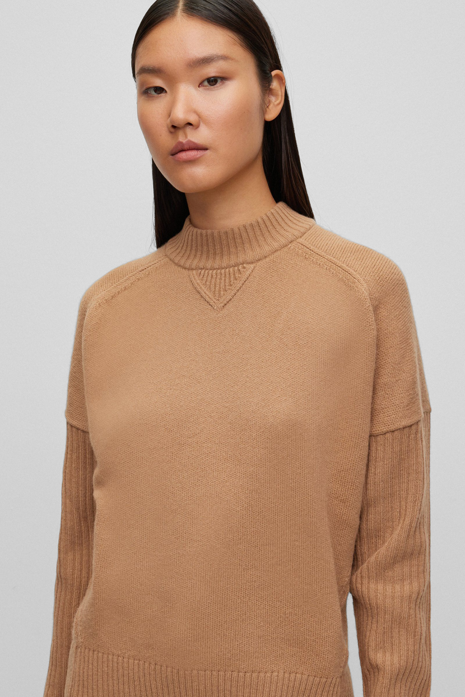 Женский бежевый шерстяной свитер BOSS 50501575;260