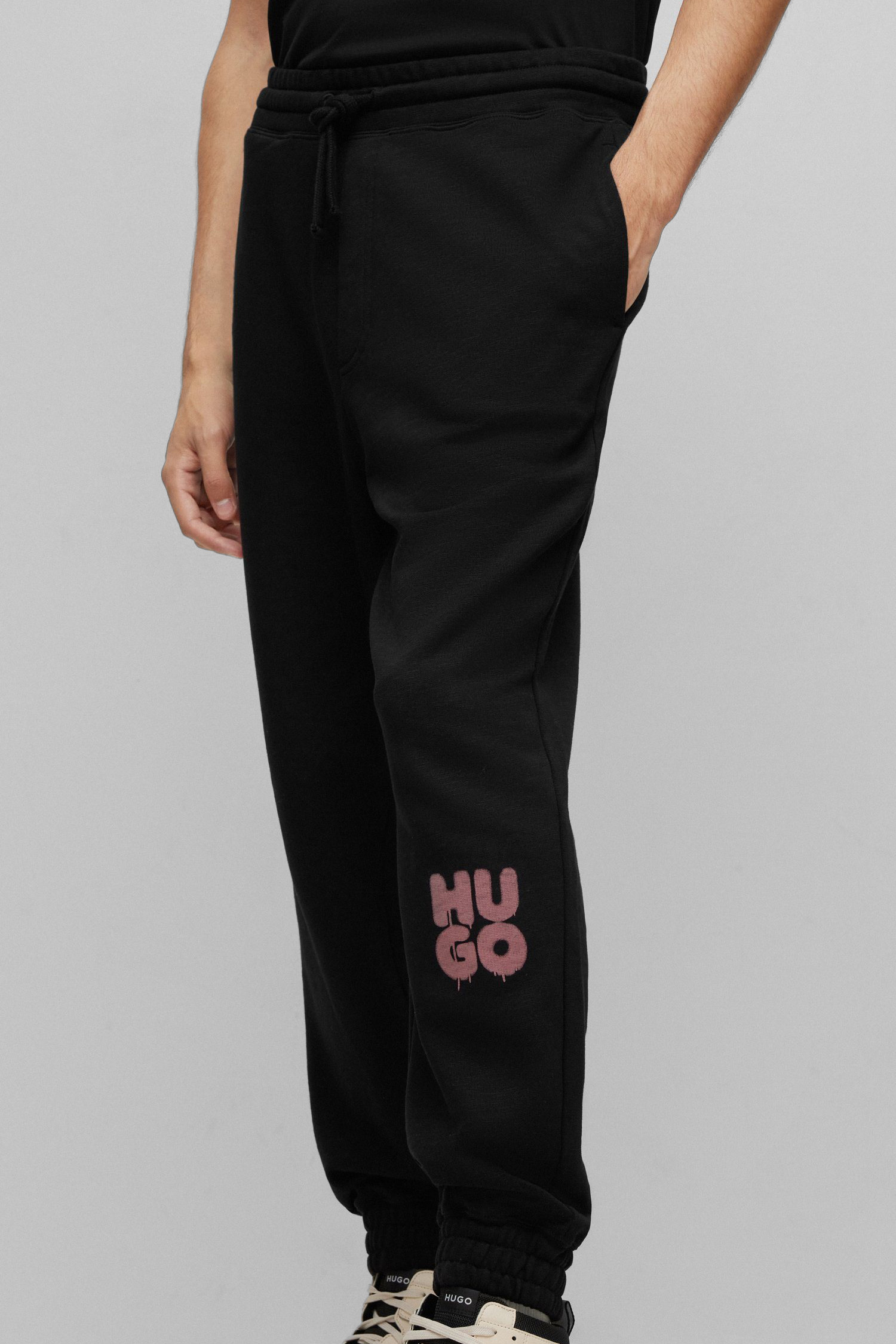 Чоловічі чорні спортивні штани HUGO 50490506;001