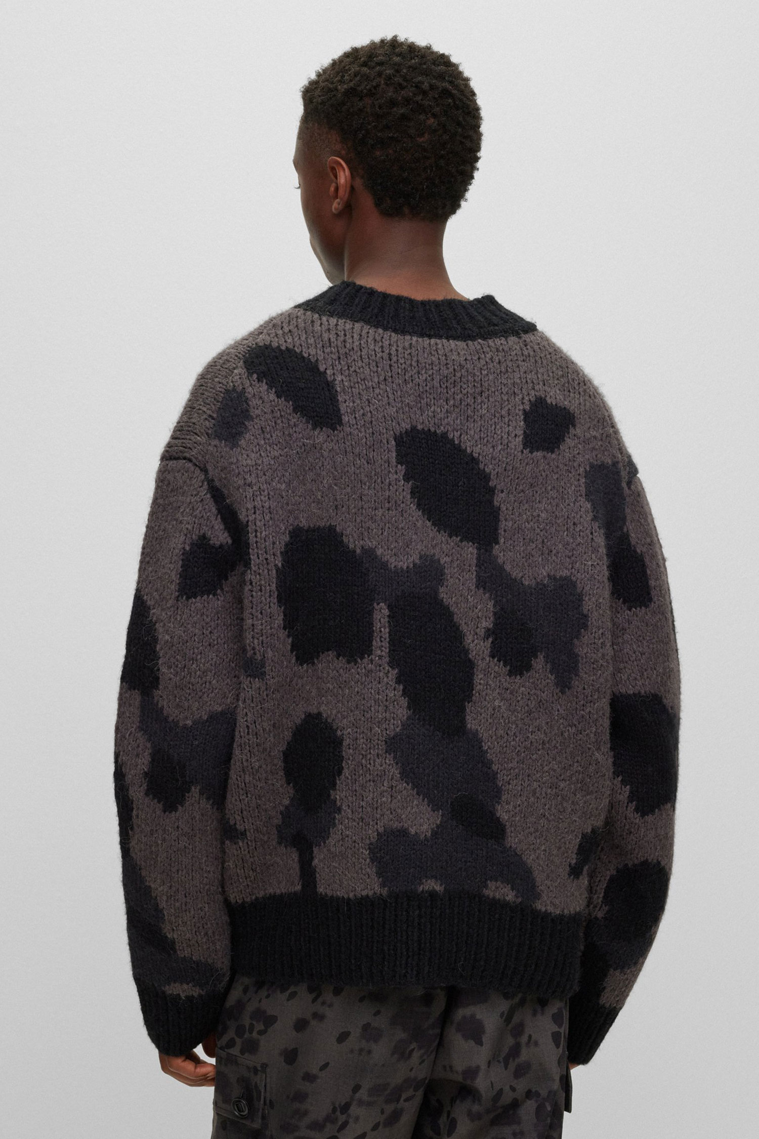 Мужской темно-серый шерстяной свитер с узором HUGO 50500002;028