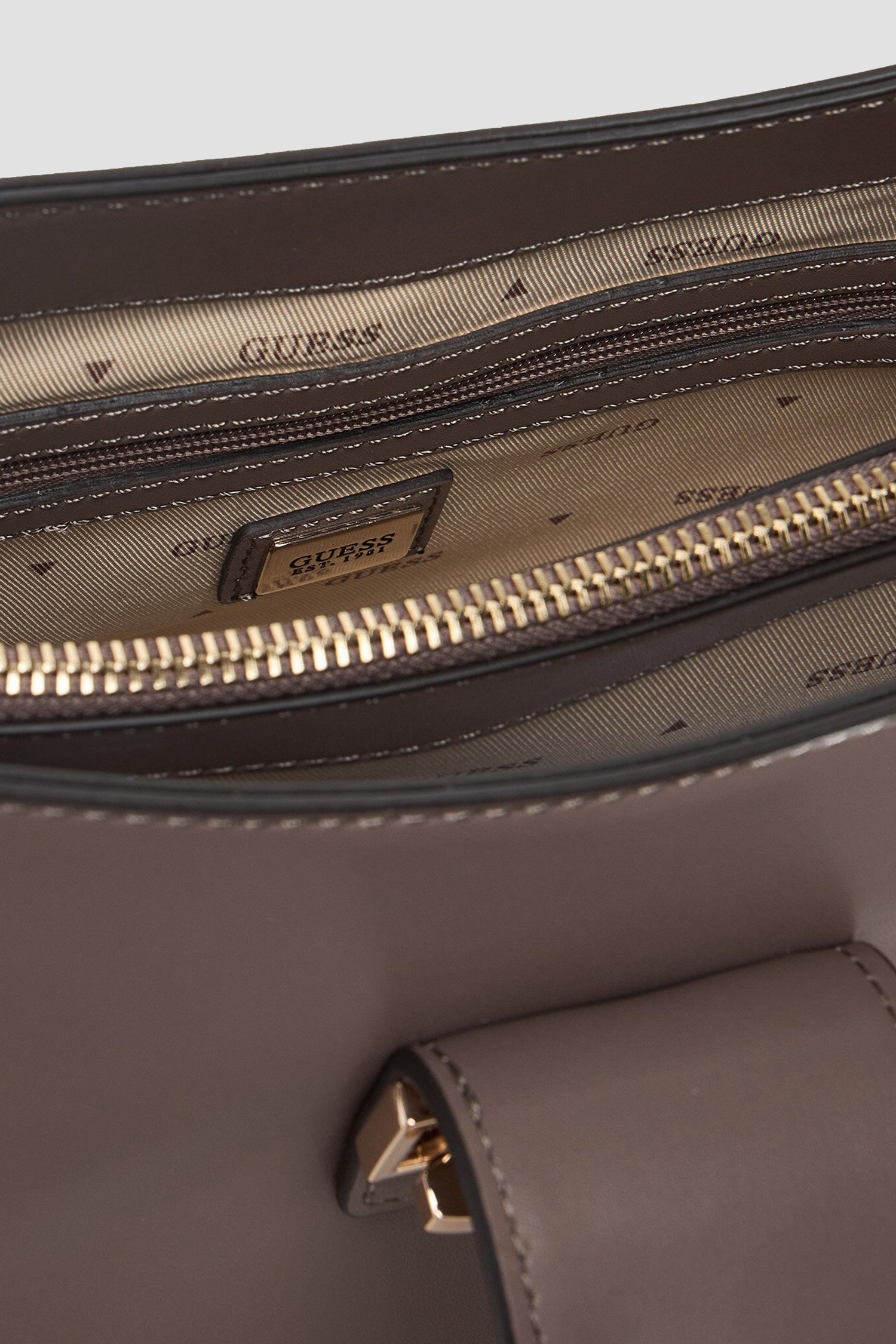 Жіноча коричнева сумка Guess HWVG98.91010;DRT