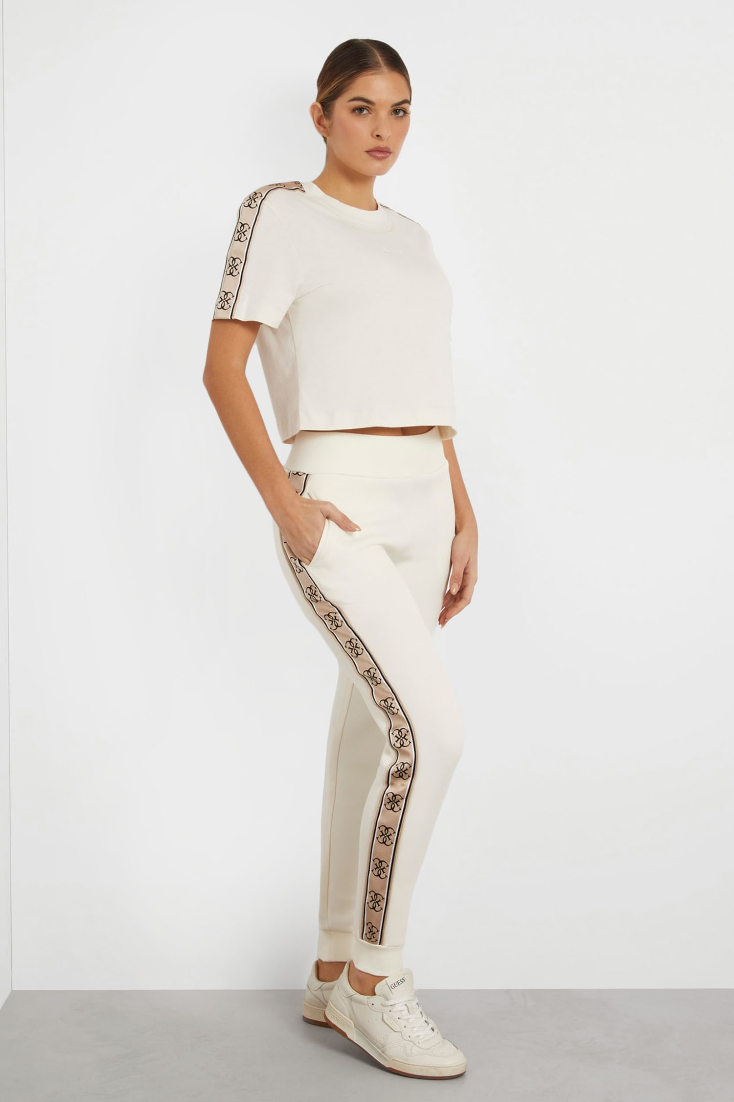 Жіночі білі спортивні штани Guess V2YB15.KB3P2;G6K5