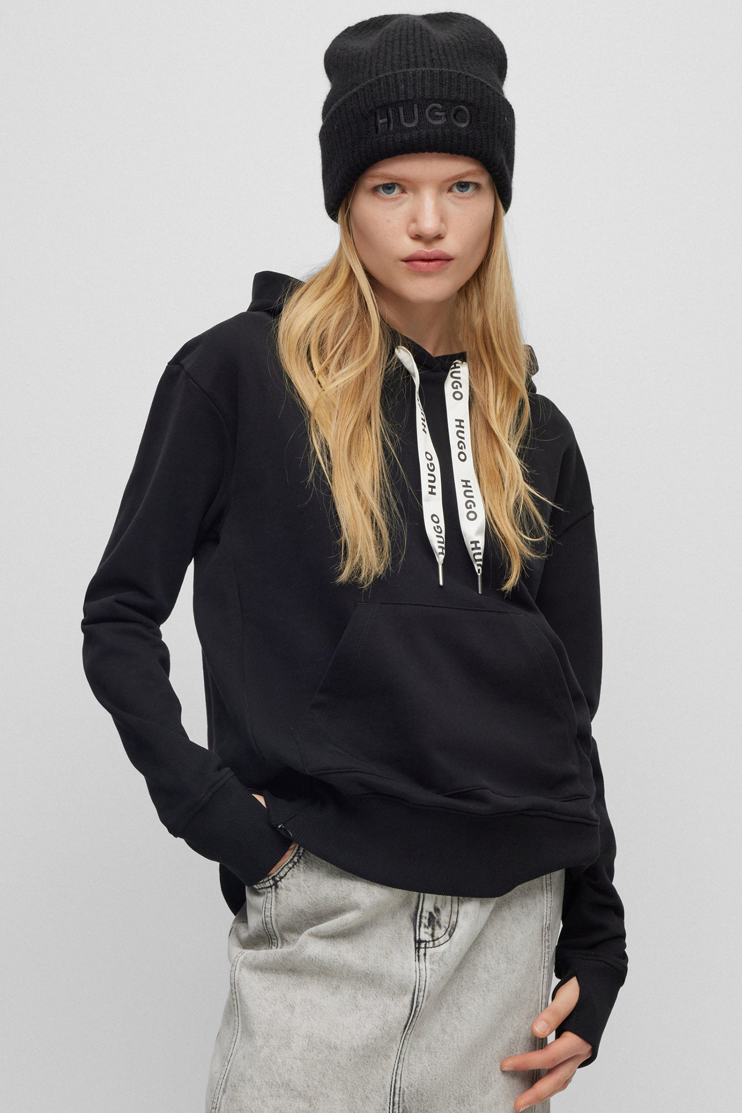 Женская черная шапка HUGO 50500970;001