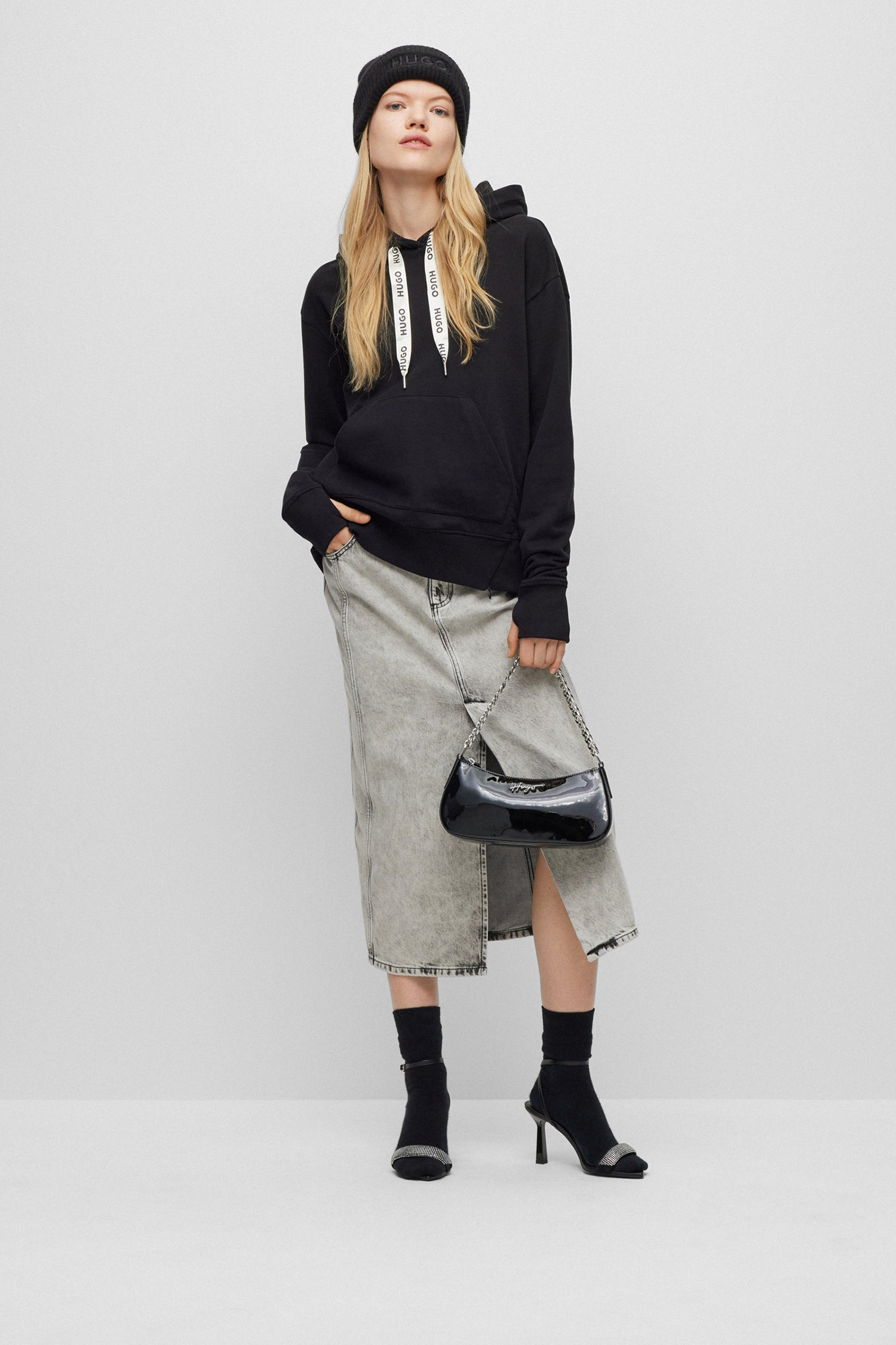 Женская черная шапка HUGO 50500970;001