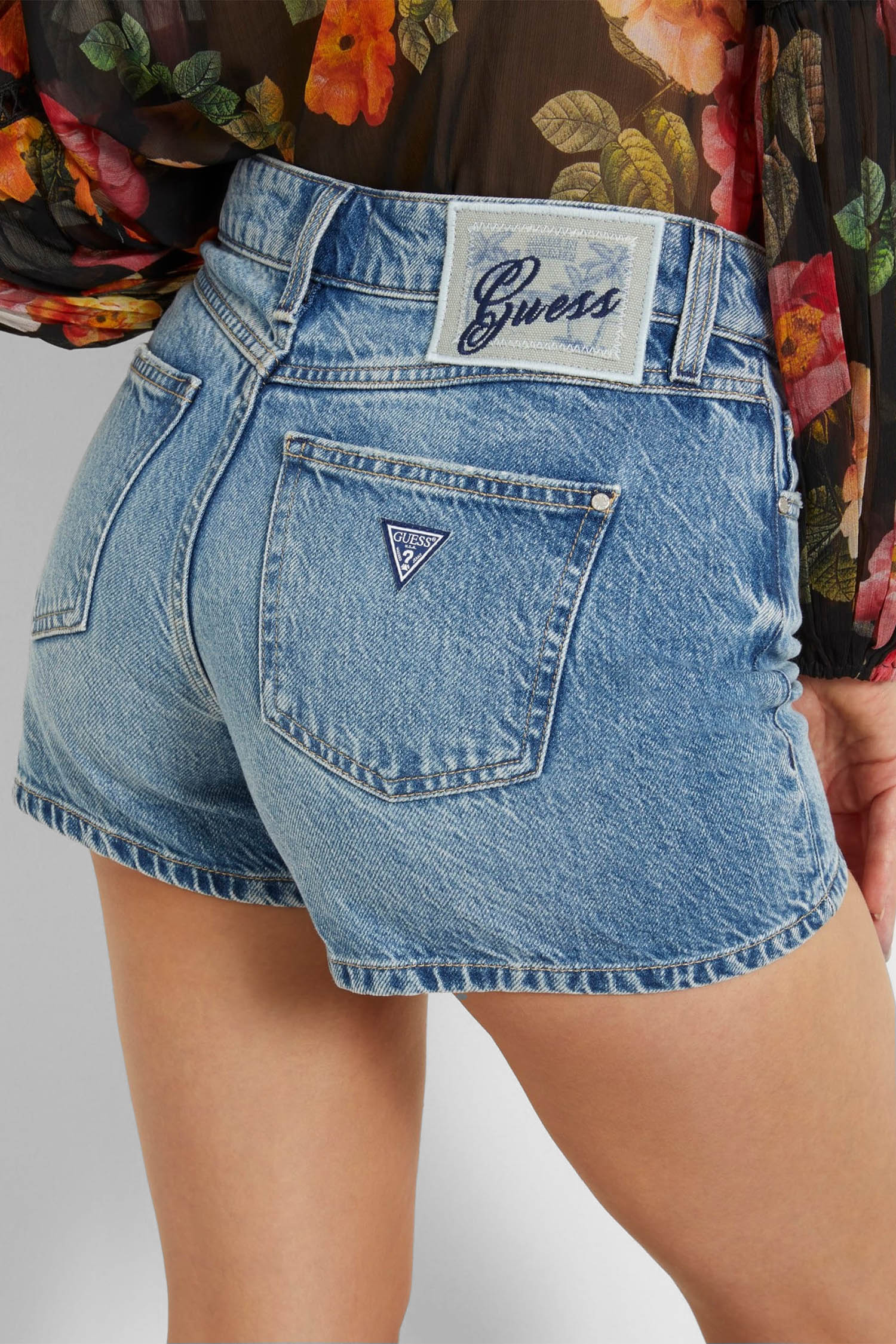 Жіночі блакитні джинсові шорти Guess W4GD20.D5B64;H4M3