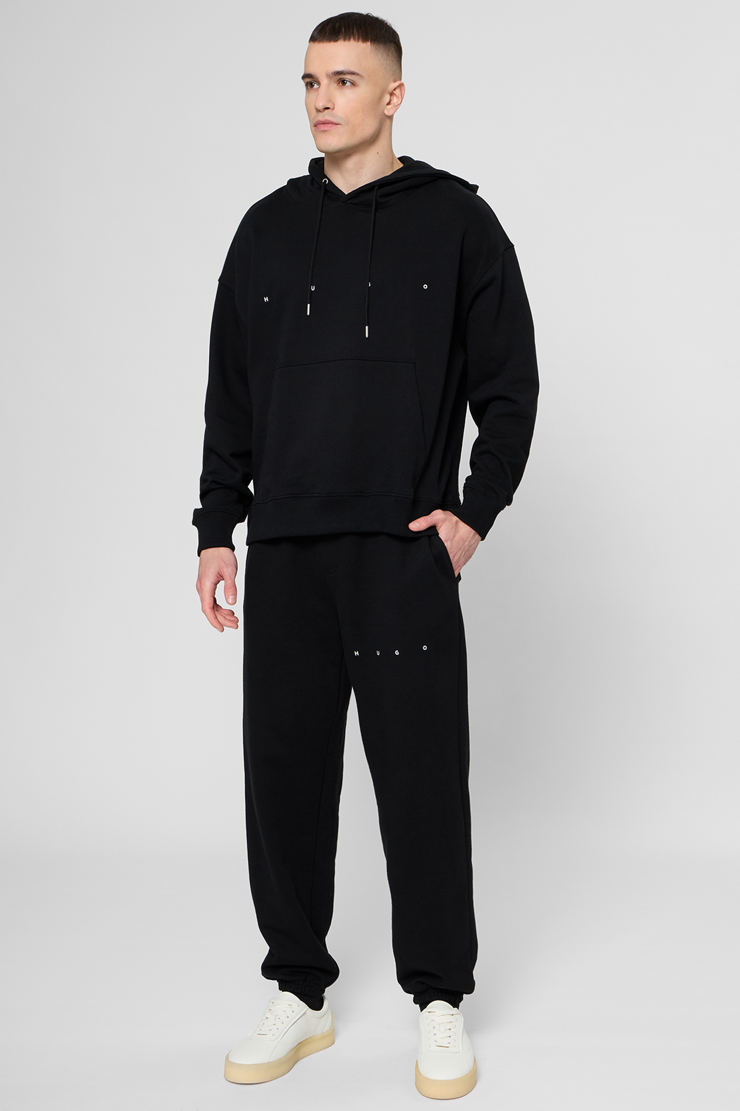 Чоловічі чорні спортивні штани HUGO 50553357;001