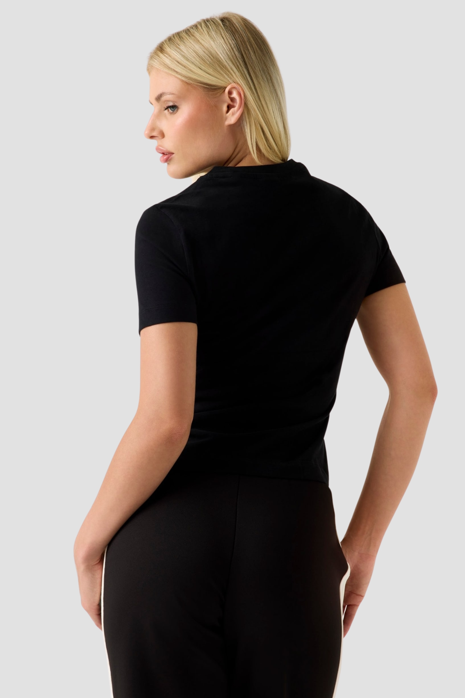 Жіноча чорна футболка Guess V5BI15.KA260;JBLK