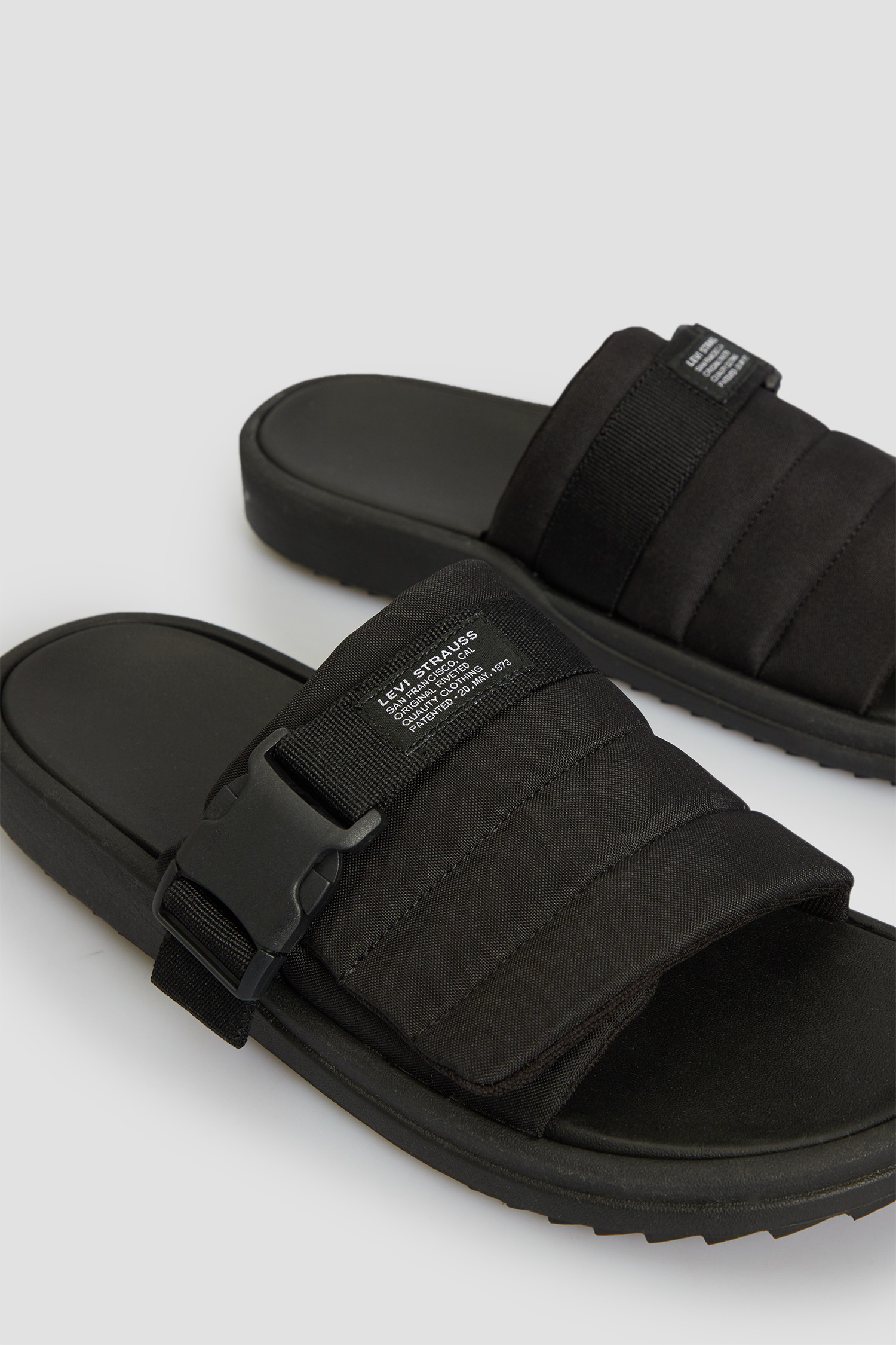 Чоловічі чорні слайдери Levi’s® 234232;752.559