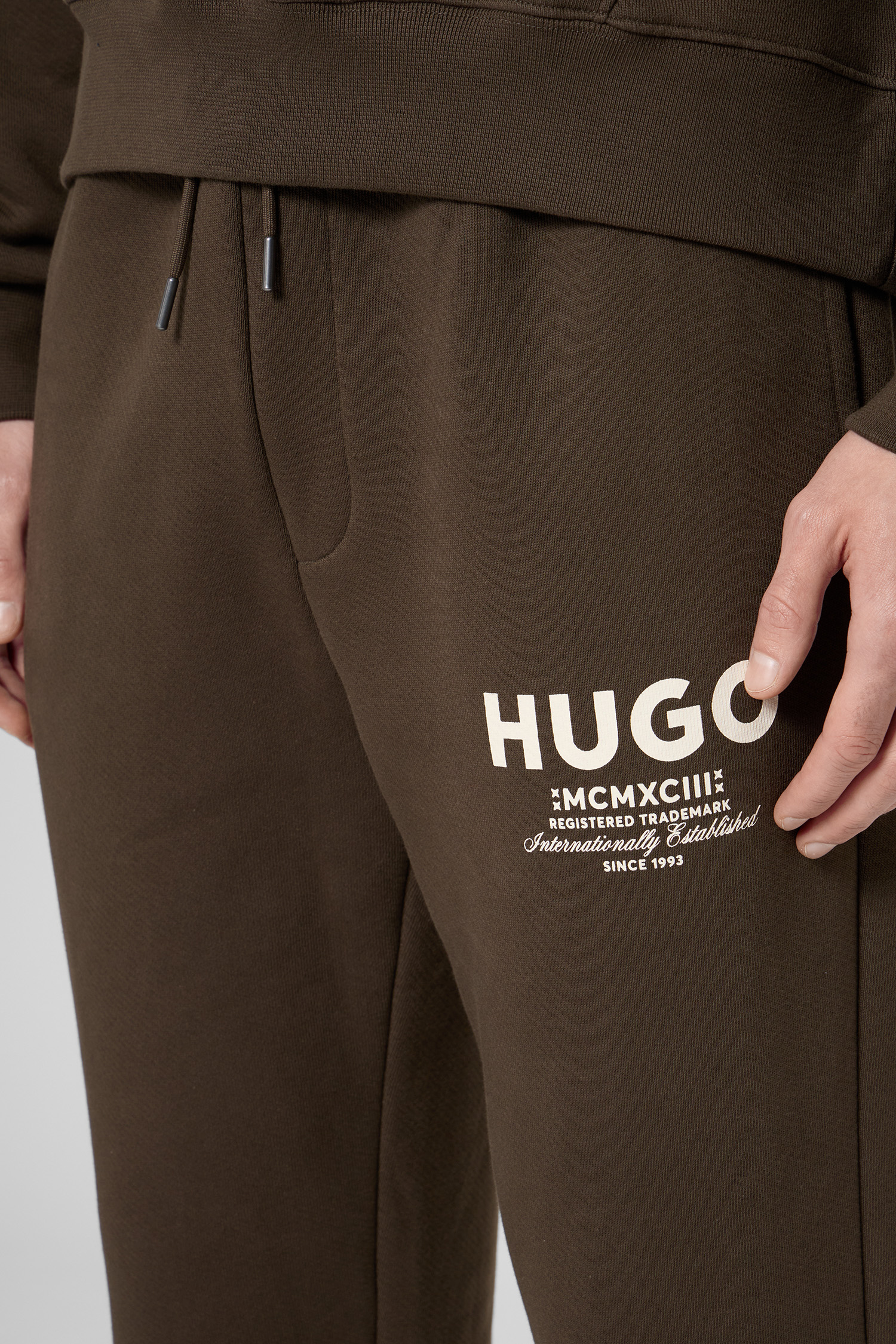 Мужские коричневые спортивные брюки HUGO BLUE 50510734;208