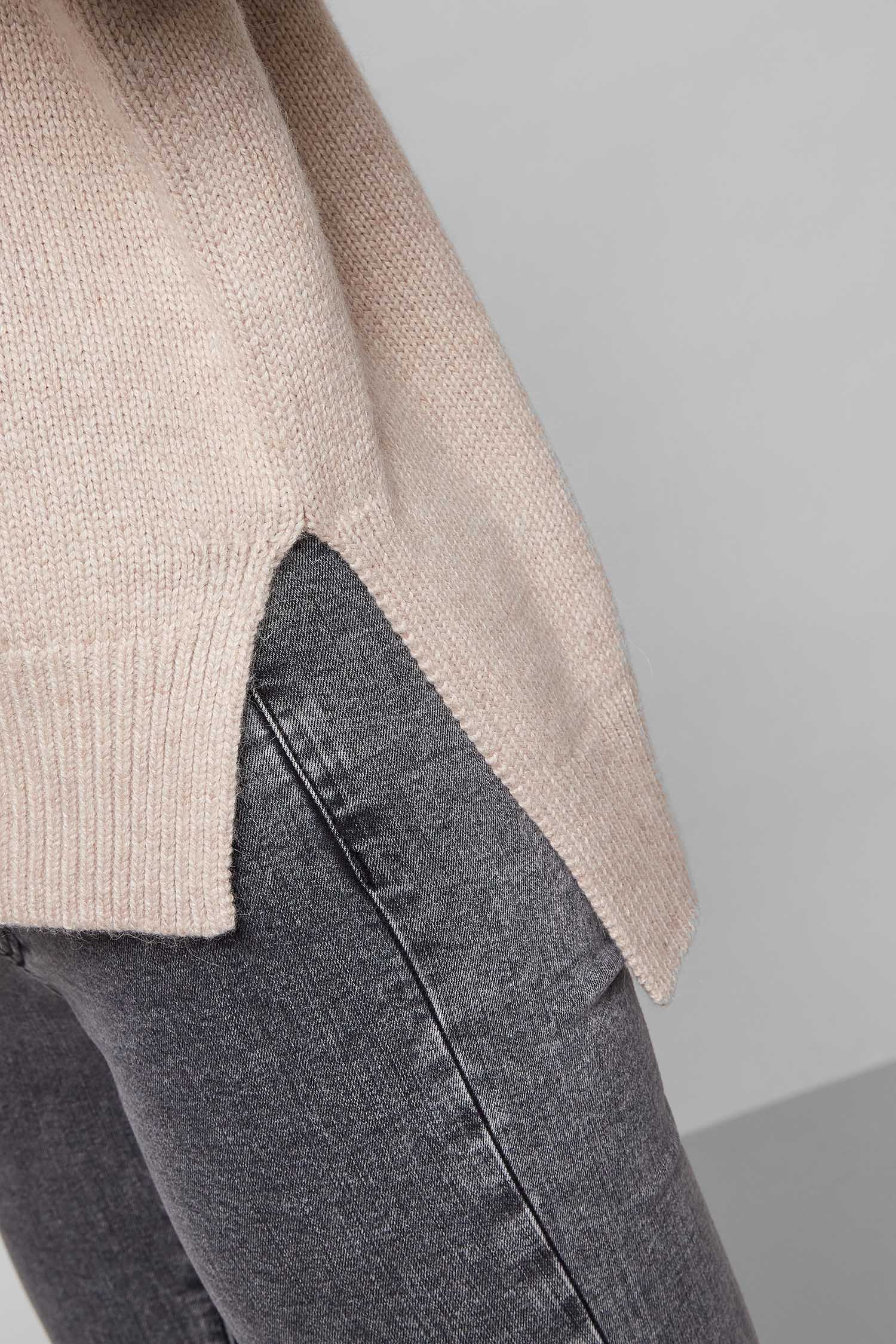 Жіночий бежевий светр HUGO 50458597;234