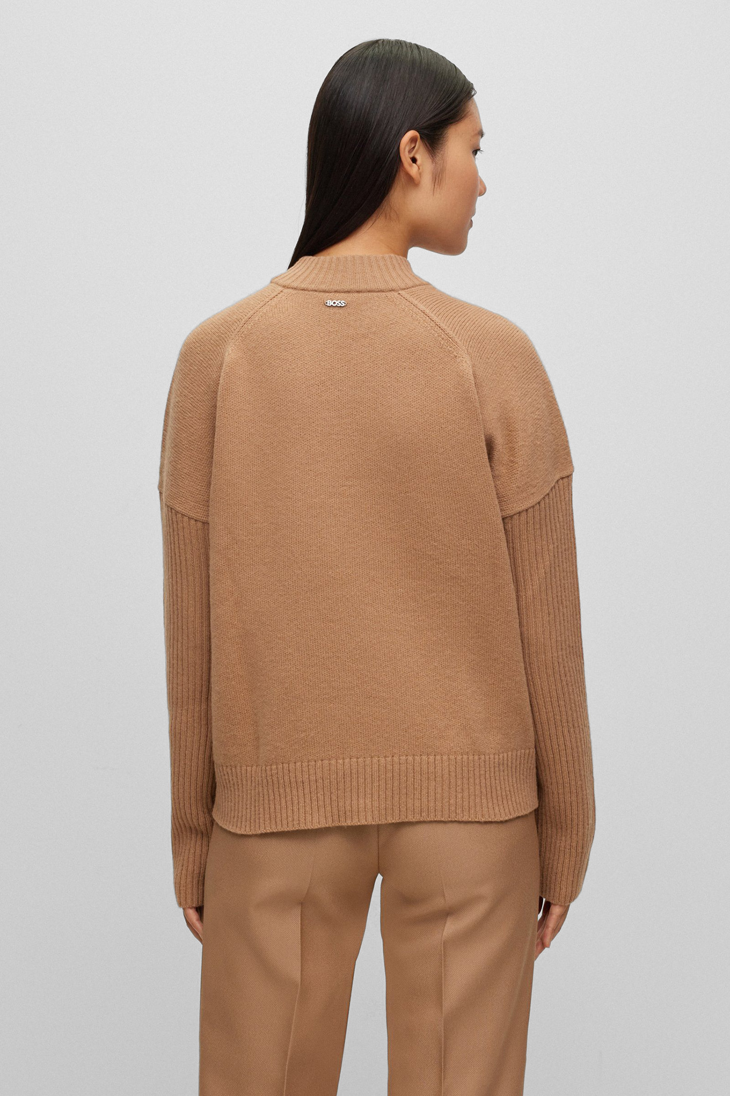 Женский бежевый шерстяной свитер BOSS 50501575;260
