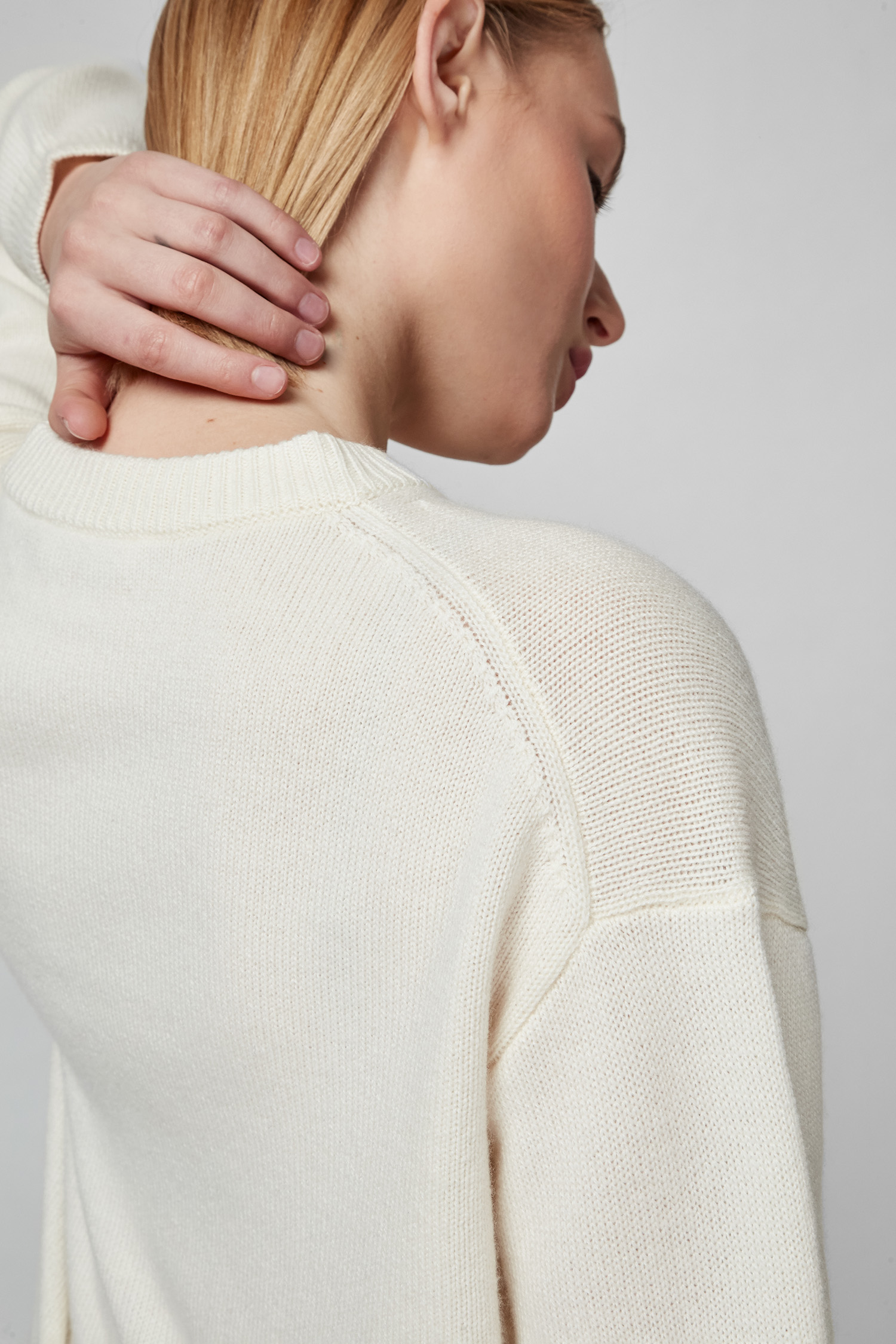 Жіночий білий кашеміровий джемпер BOSS 50459514;118