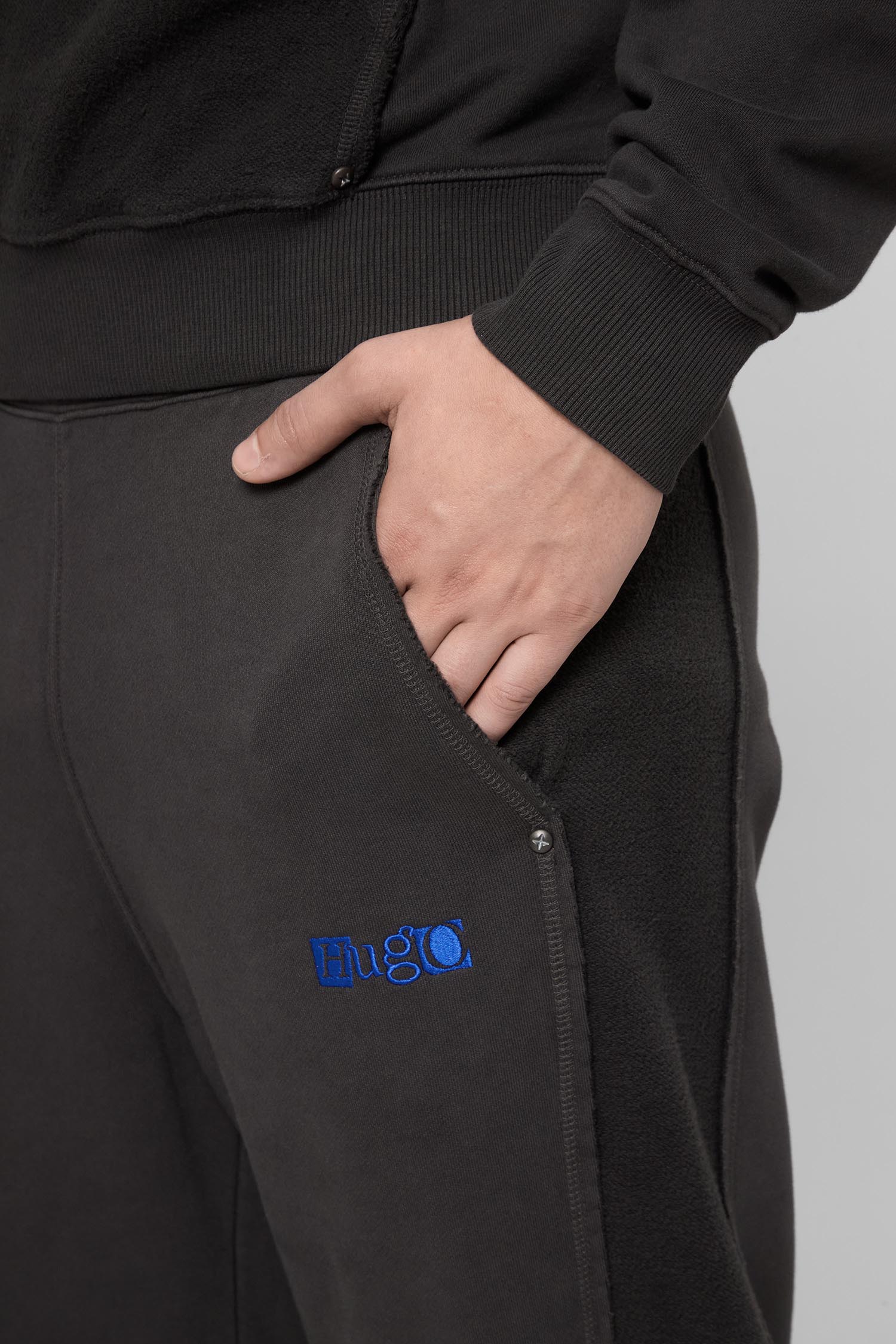 Чоловічі темно-сірі спортивні штани HUGO BLUE 50542841;001