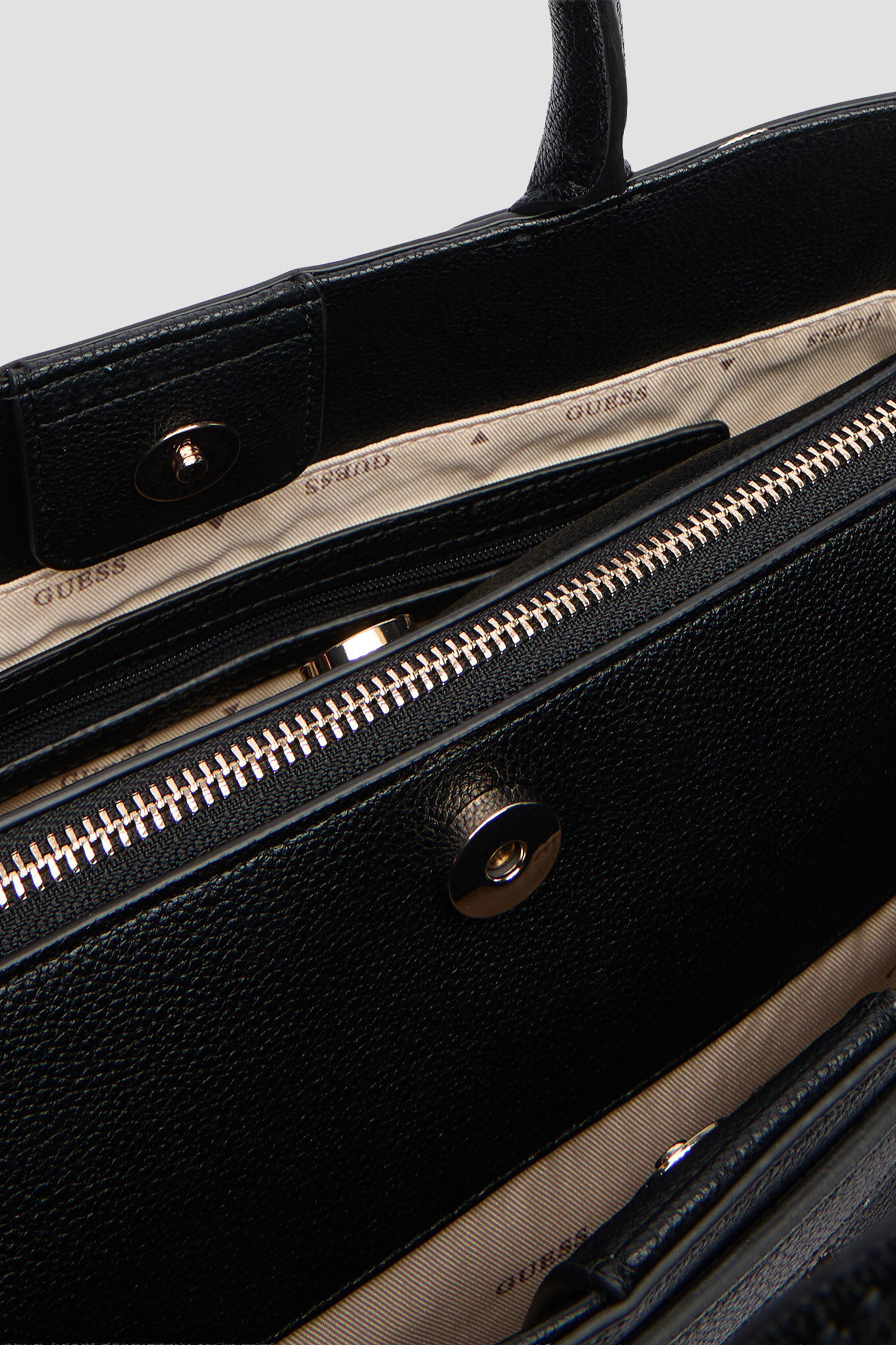 Женская черная сумка Guess HWBG85.46070;BLA