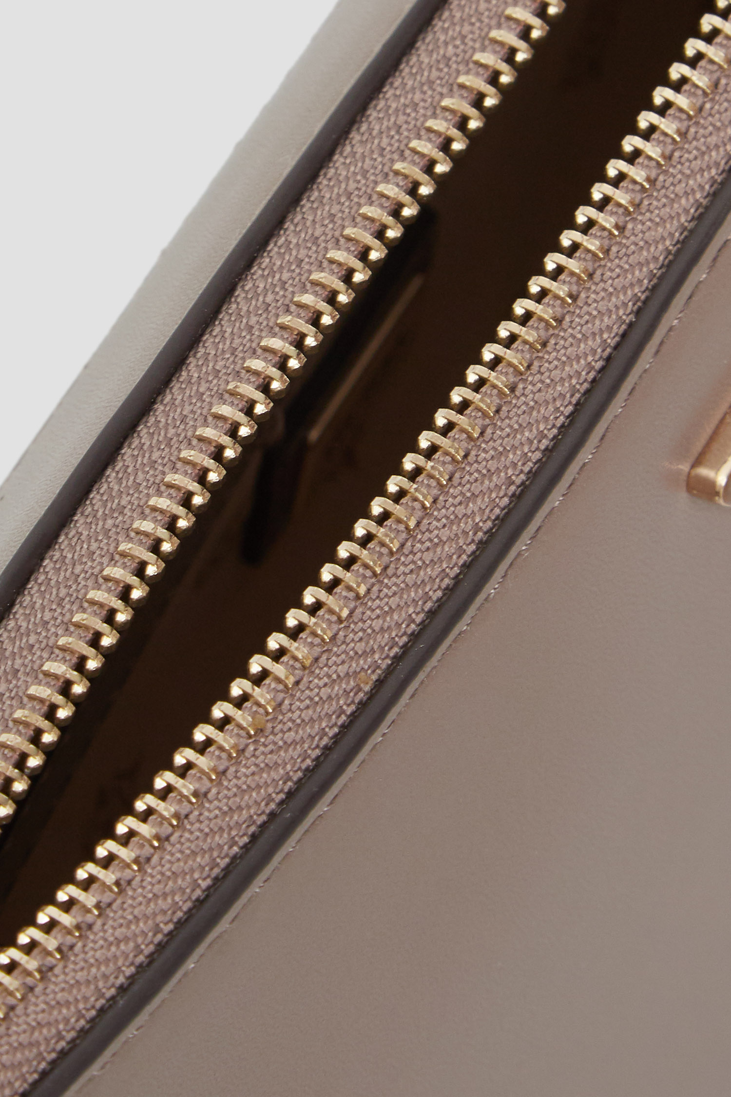 Жіноча коричнева сумка Guess HWVG94.93180;DRT