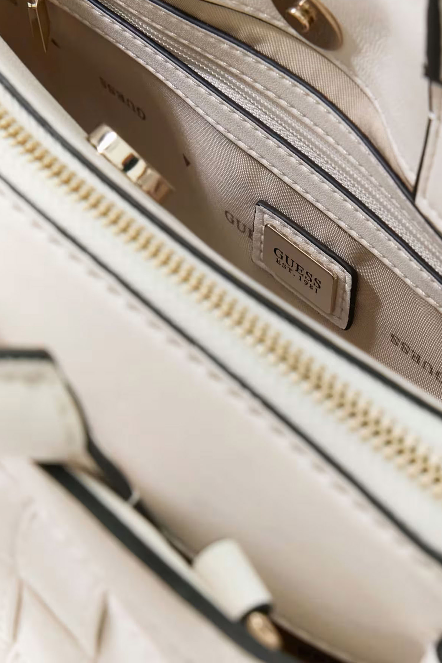 Женская белая сумка Guess HWWG84.18050;OFF