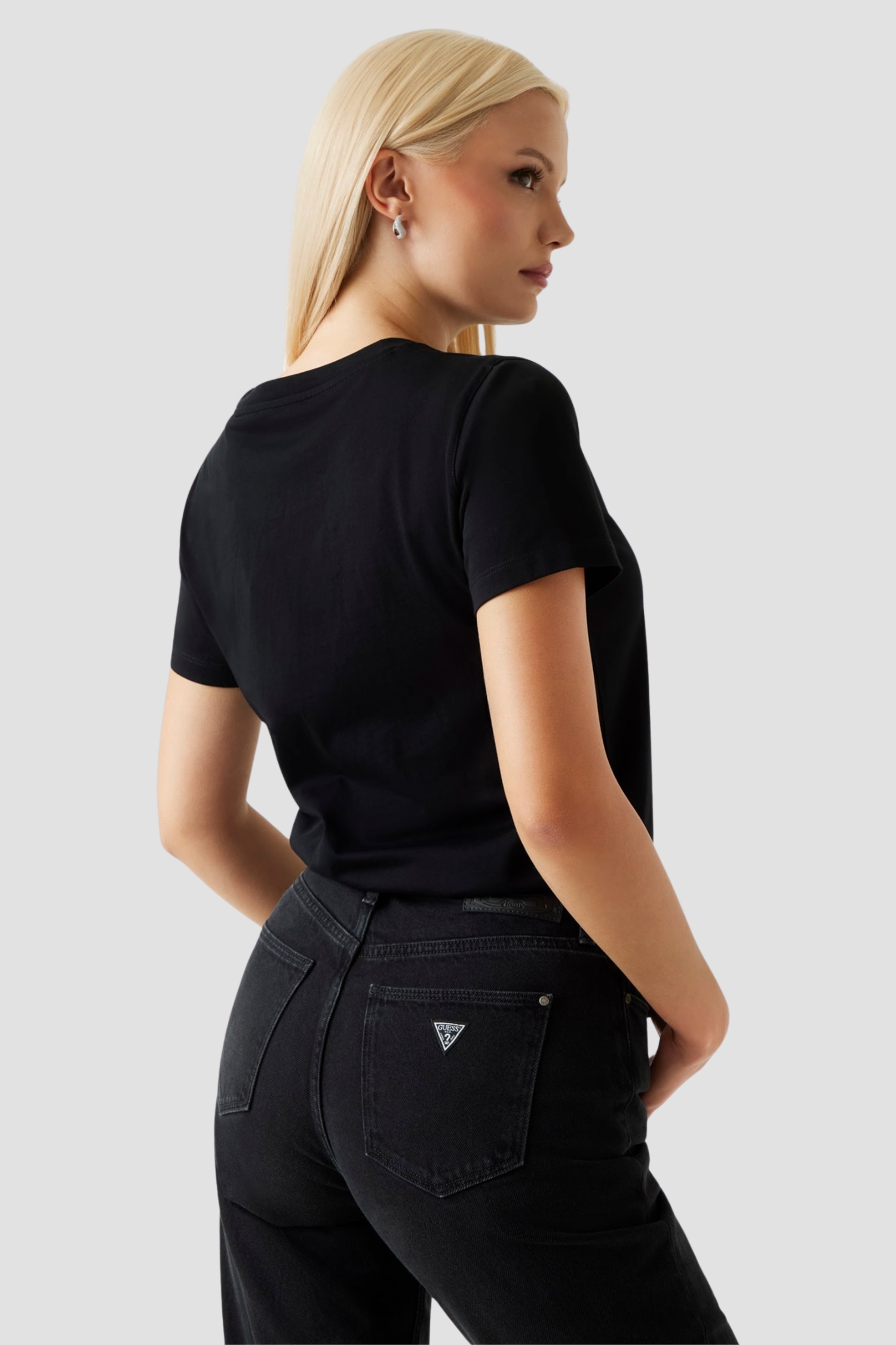 Жіноча чорна футболка Guess W5BI18.I3Z14;JBLK