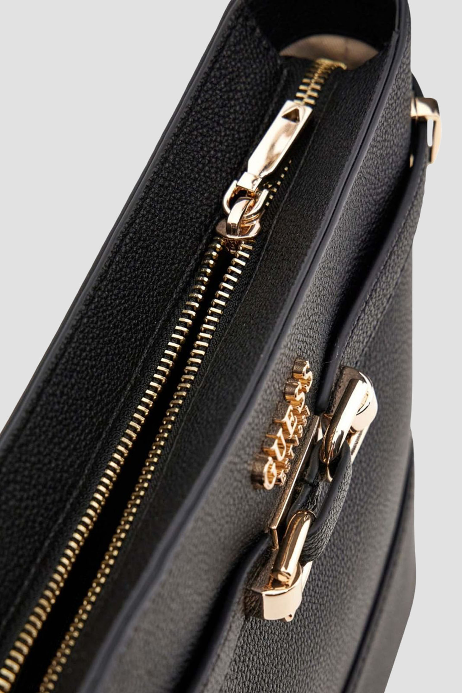 Женская черная сумка Guess HWBG95.27040;BLA