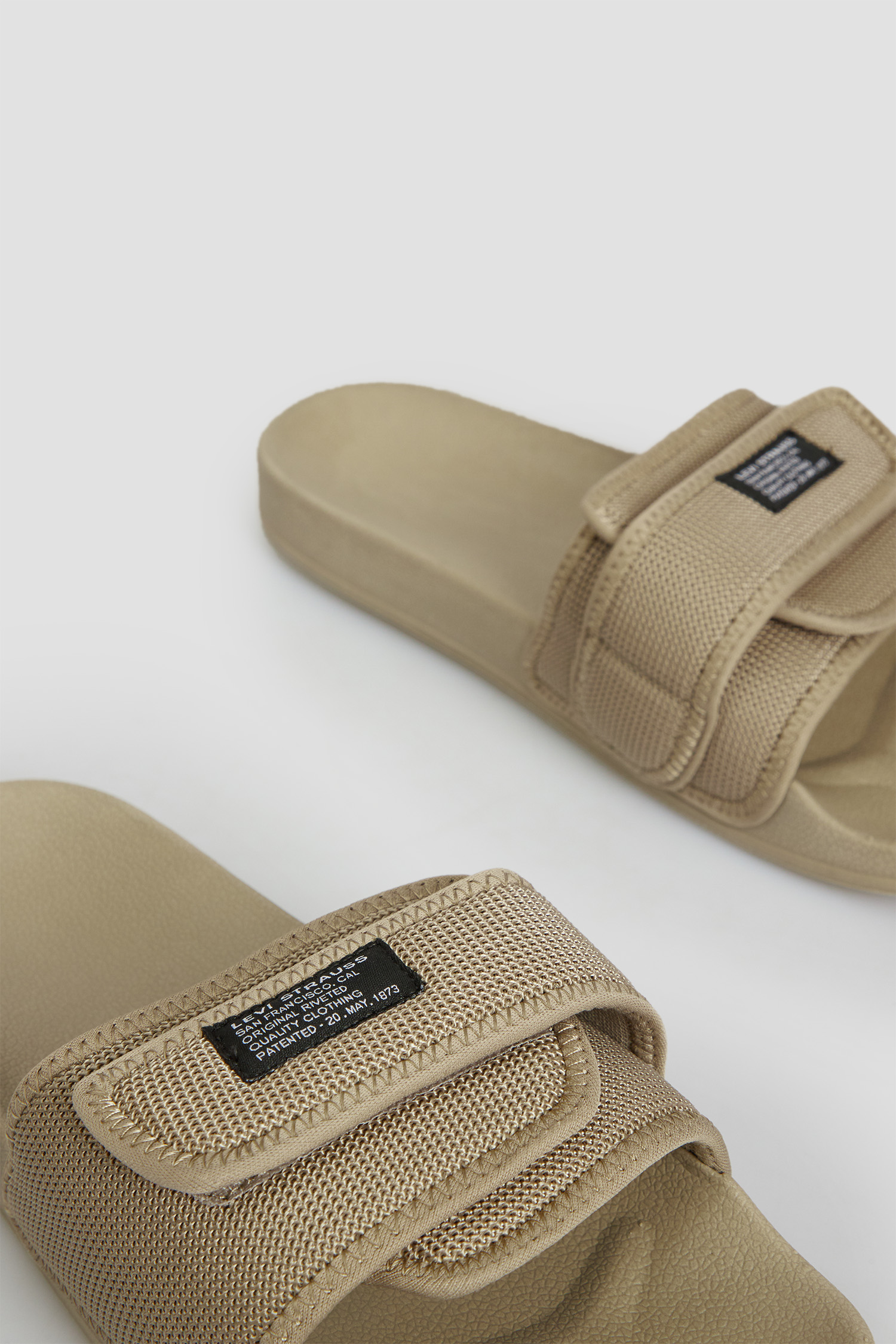 Мужские бежевые слайдеры Levi’s® 235234;756.96