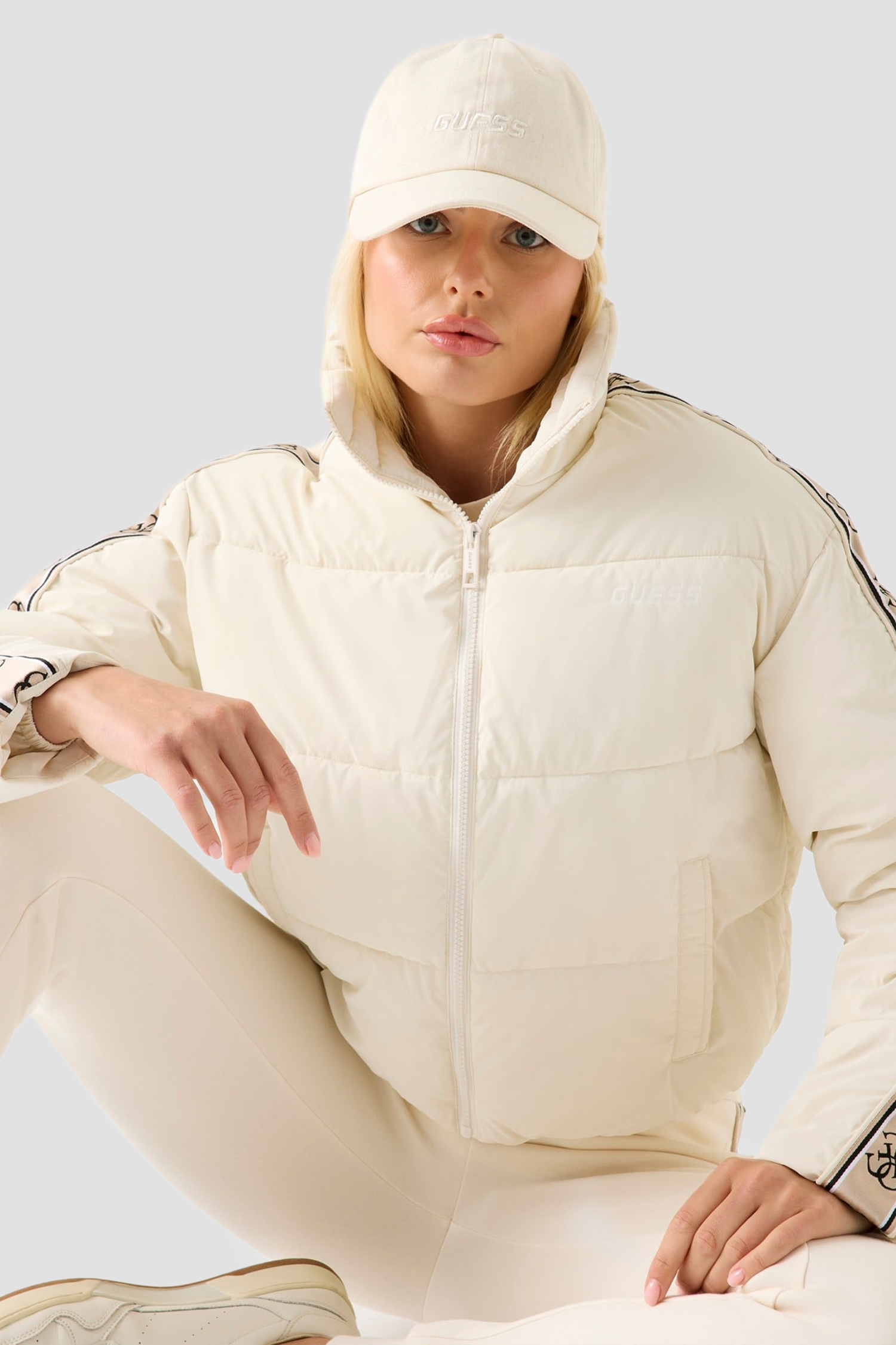 Жіноча бежева куртка Guess V5BL11.WGYC2;G6K5