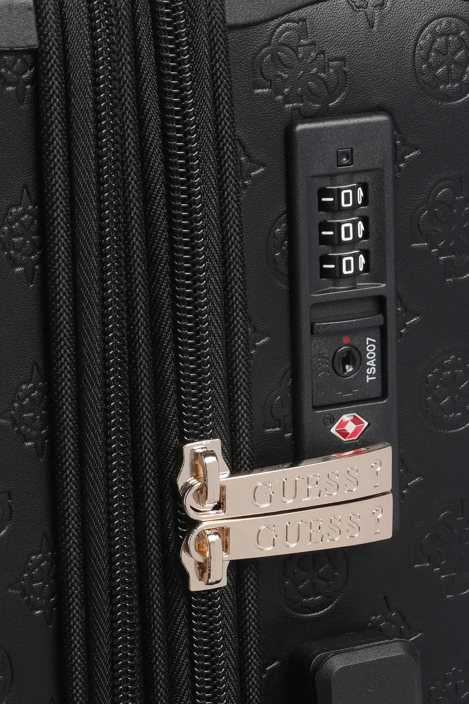 Черный чемодан с узором Guess TWK745.29820;BLA