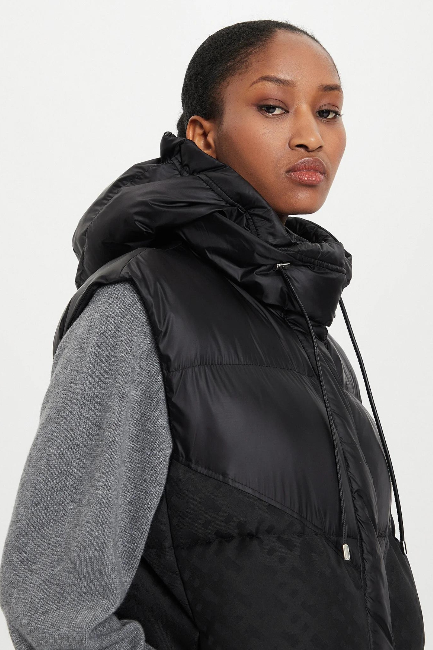 Жіночий чорний жилет BOSS 50518344;001