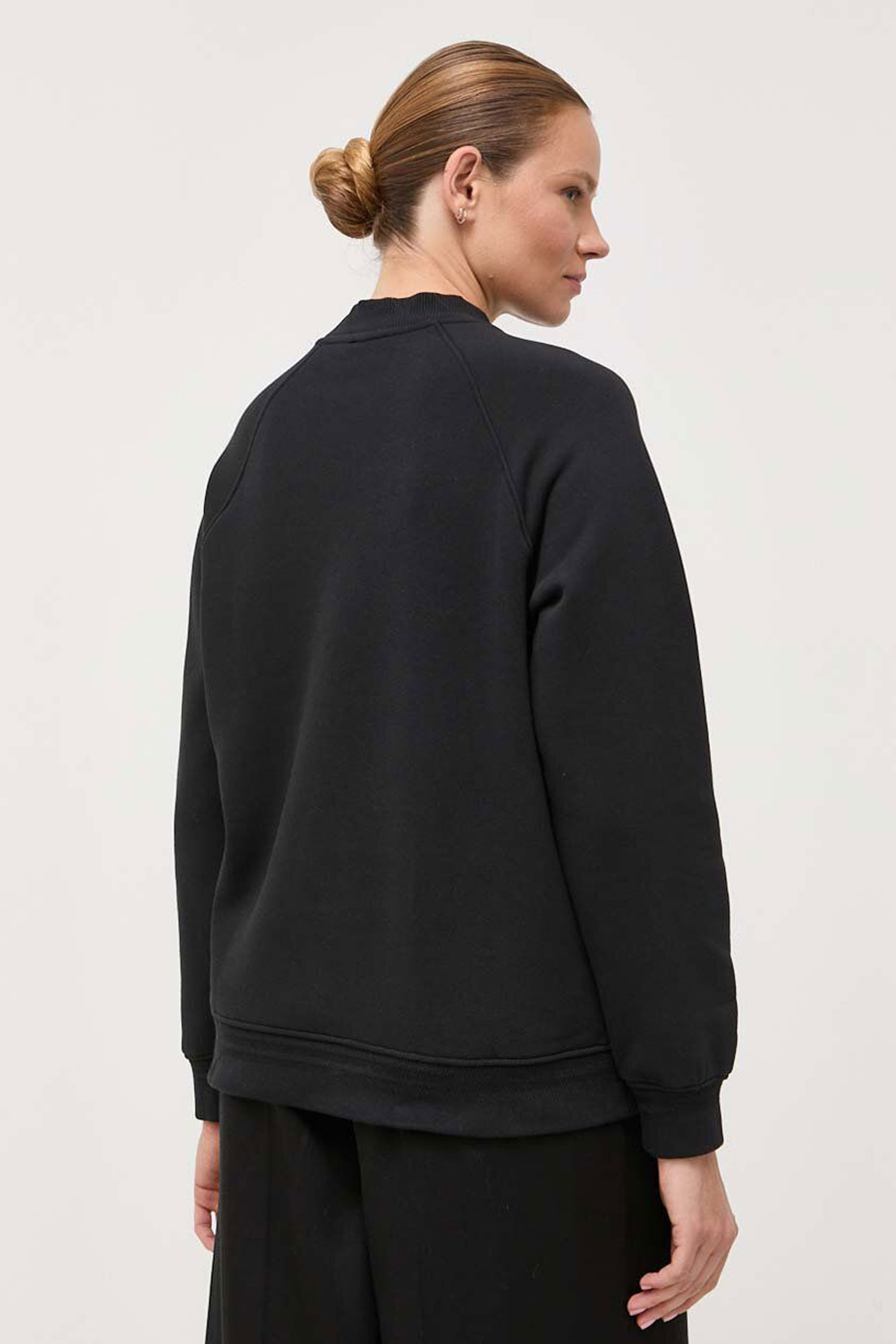 Жіночий чорний світшот Guess W3YQ06.K9Z21;JBLK