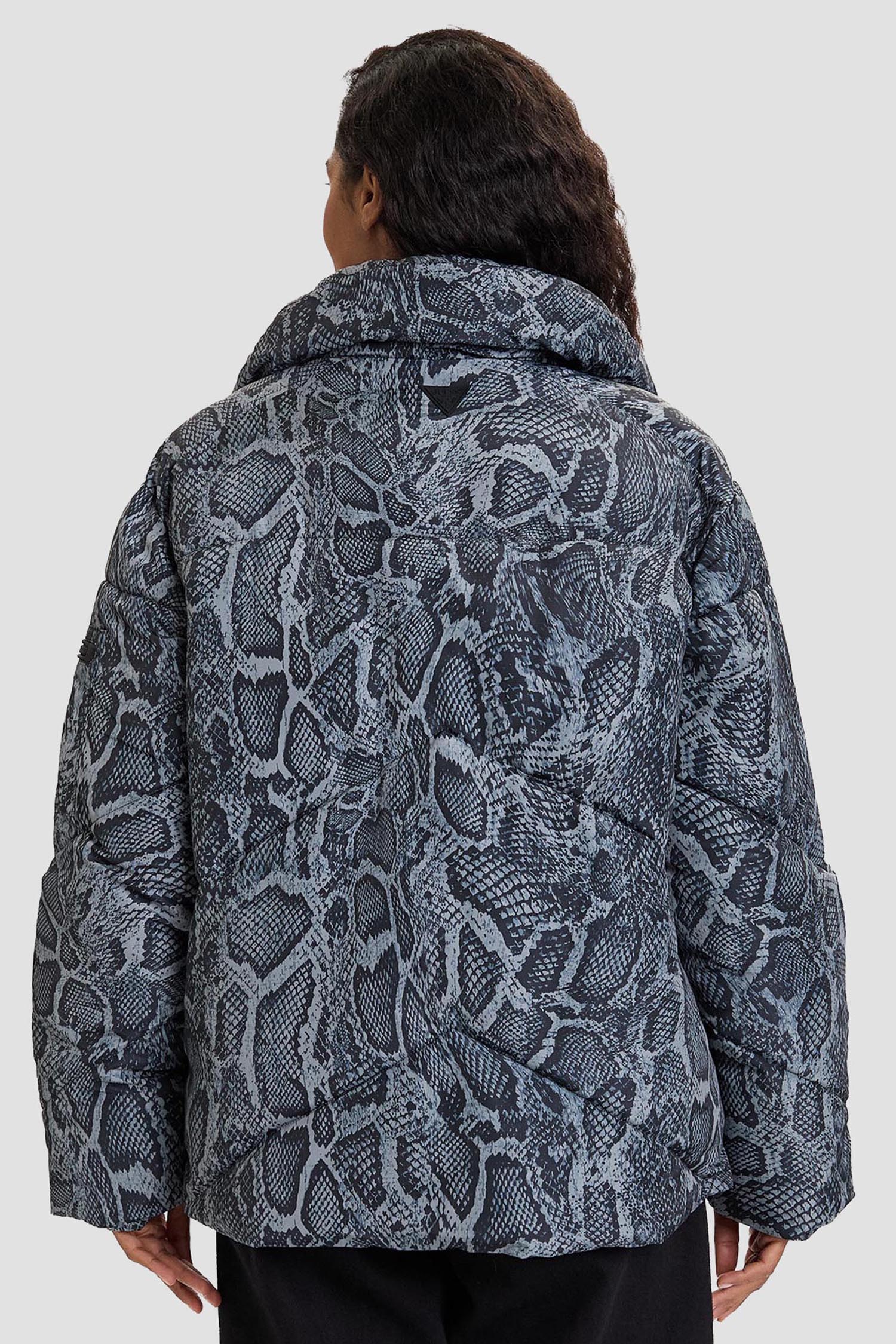 Женская синяя куртка с узором Guess W5BL47.W3702;PJ37