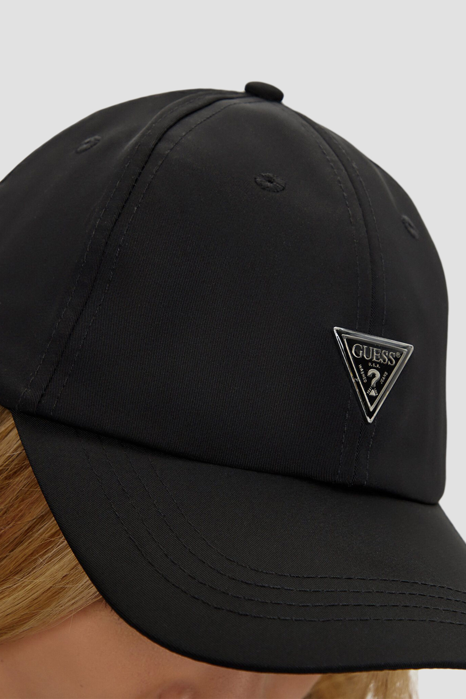 Женская черная кепка Guess W4BZ36.WGJP2;JBLK