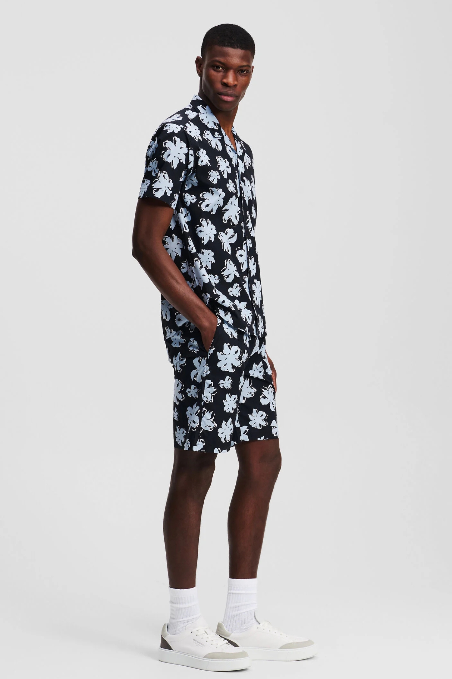 Мужские черные шорты с узором Karl Lagerfeld 552885.265706;996