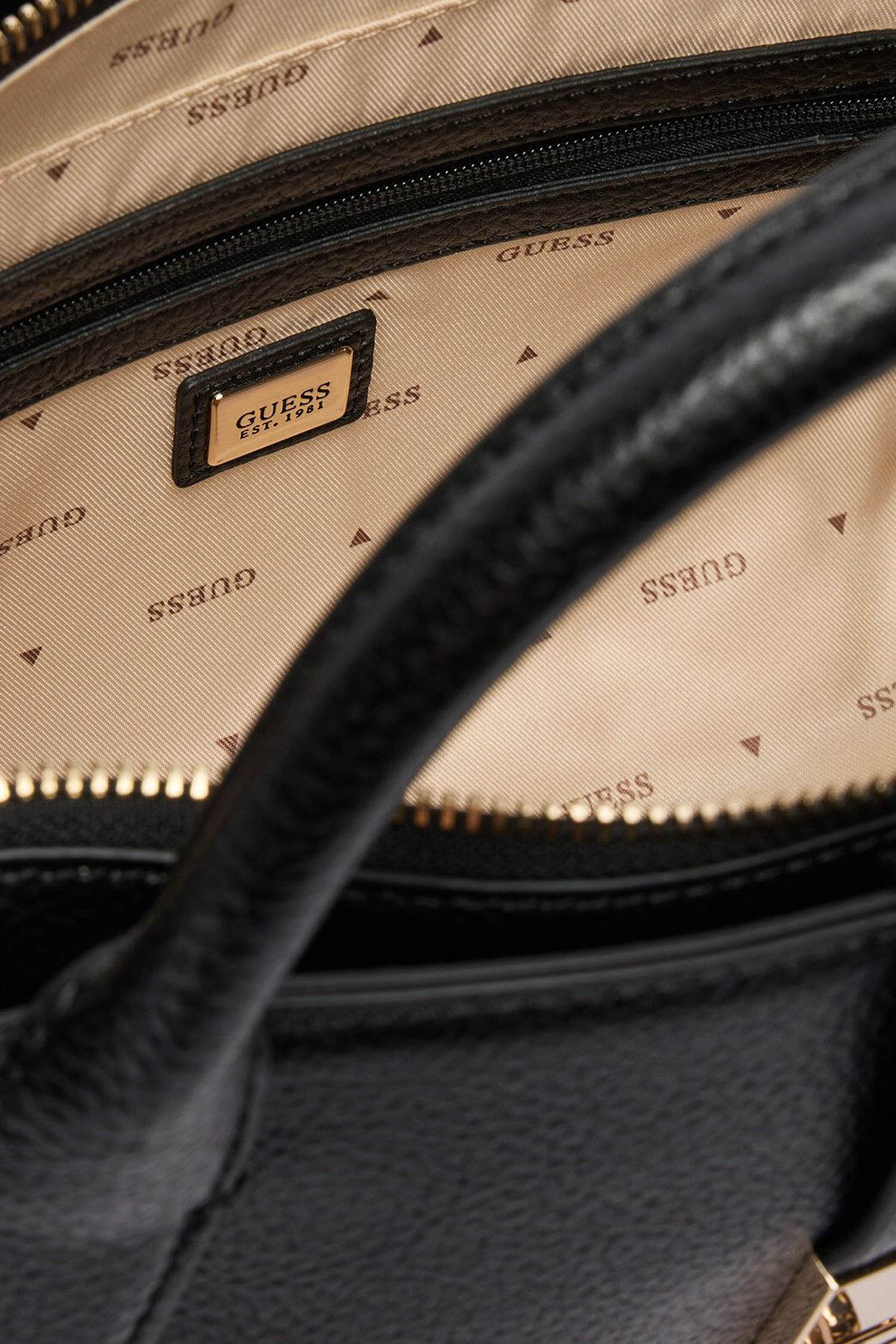 Женская черная сумка Guess HWBG98.97060;BLA