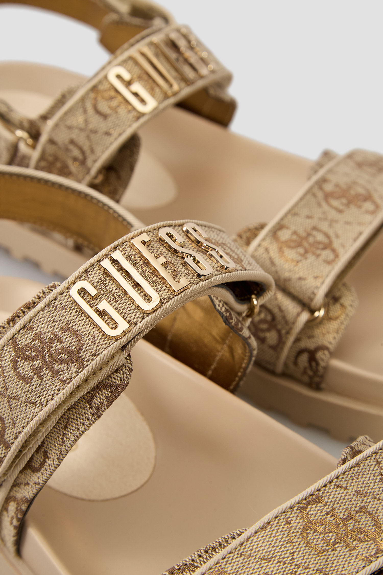 Женские золотистые сандалии с узором Guess FLJFDS.LEL03;GOLD